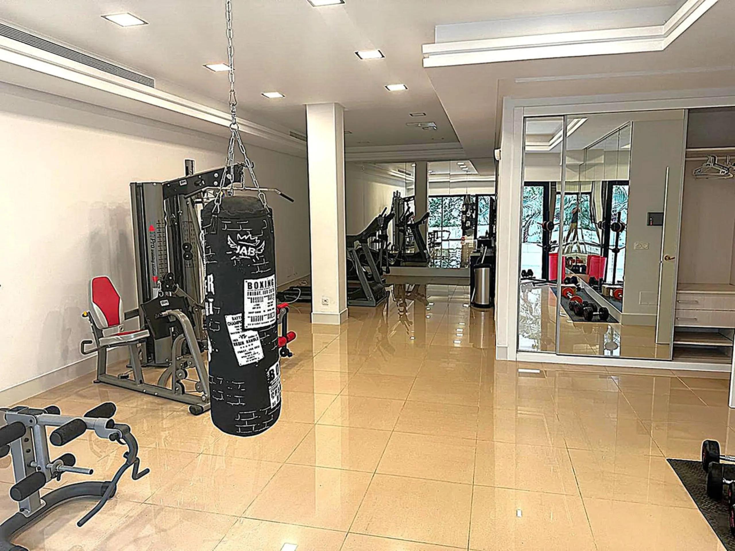 This Impressive Luxury Detached villa, constructed in 2014 has three floors, Private pool, Parking for 2 or 3 cars, gym and private terrace, all designed and styled to an excellent standard.