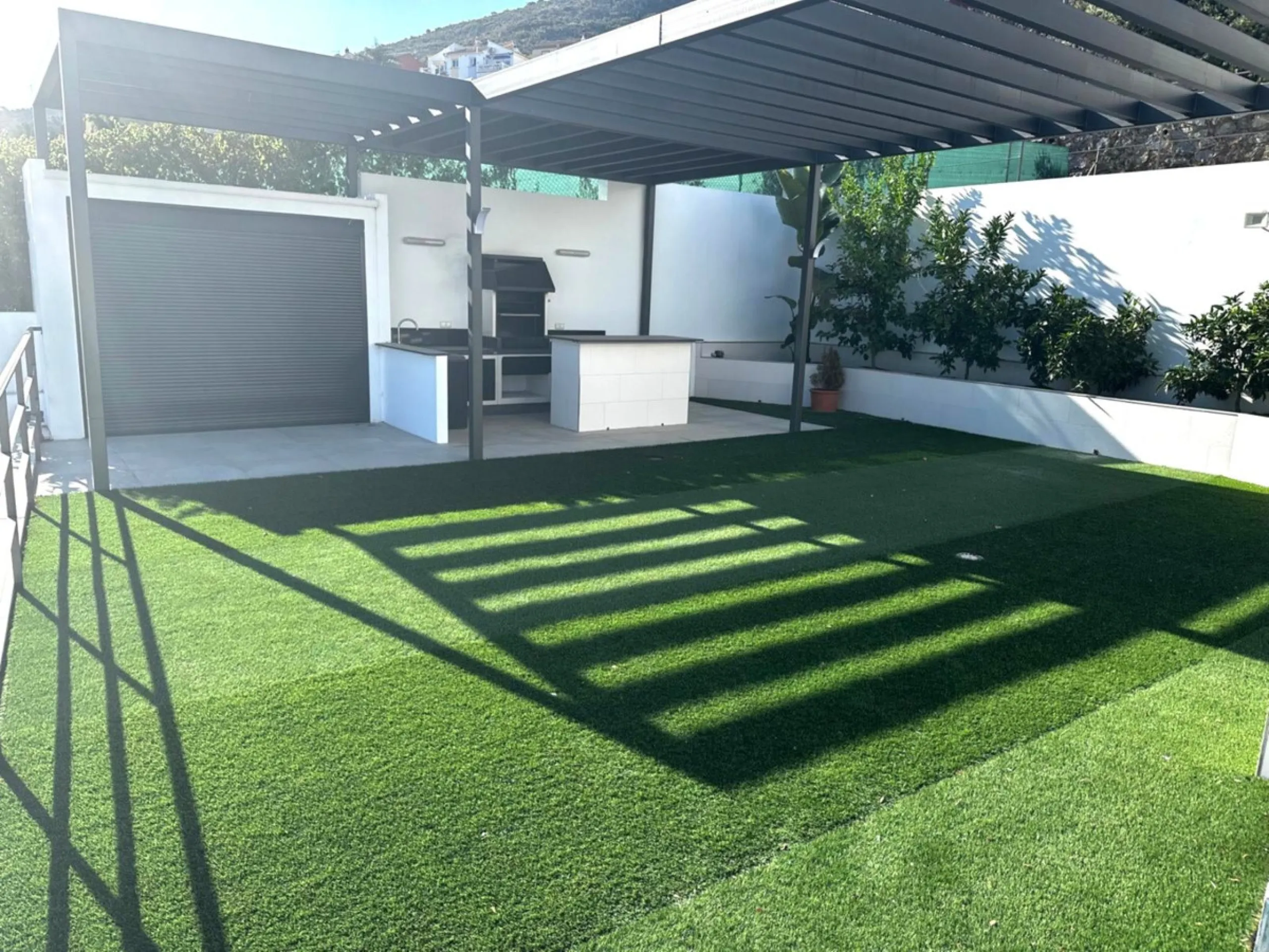This Impressive Luxury Detached villa, constructed in 2014 has three floors, Private pool, Parking for 2 or 3 cars, gym and private terrace, all designed and styled to an excellent standard.