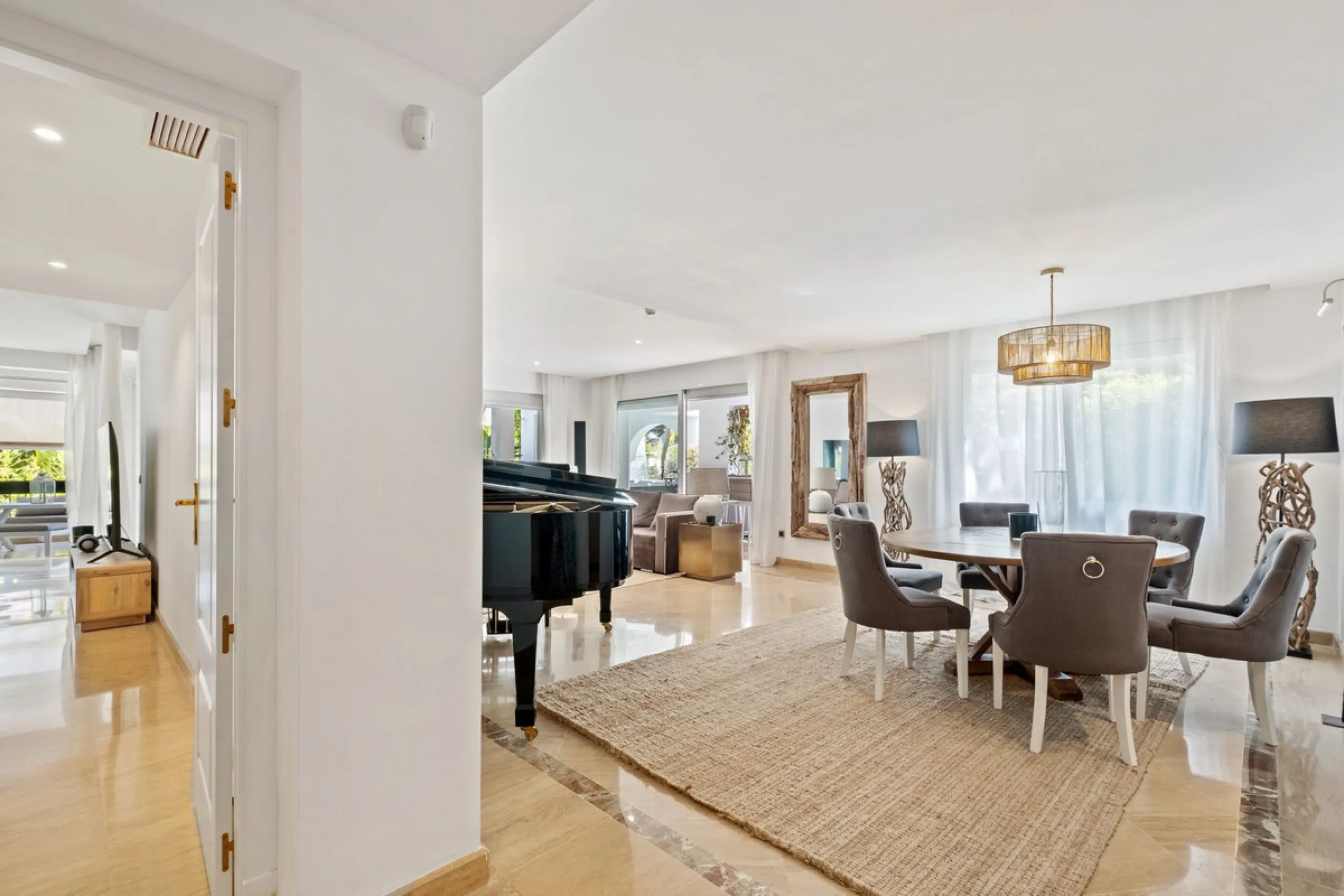 Apartment - Ground Floor Apartment в продаже в Marbella, Málaga. В доме 1 спален и 2 ванных комнат. Площадь дома 245 м²