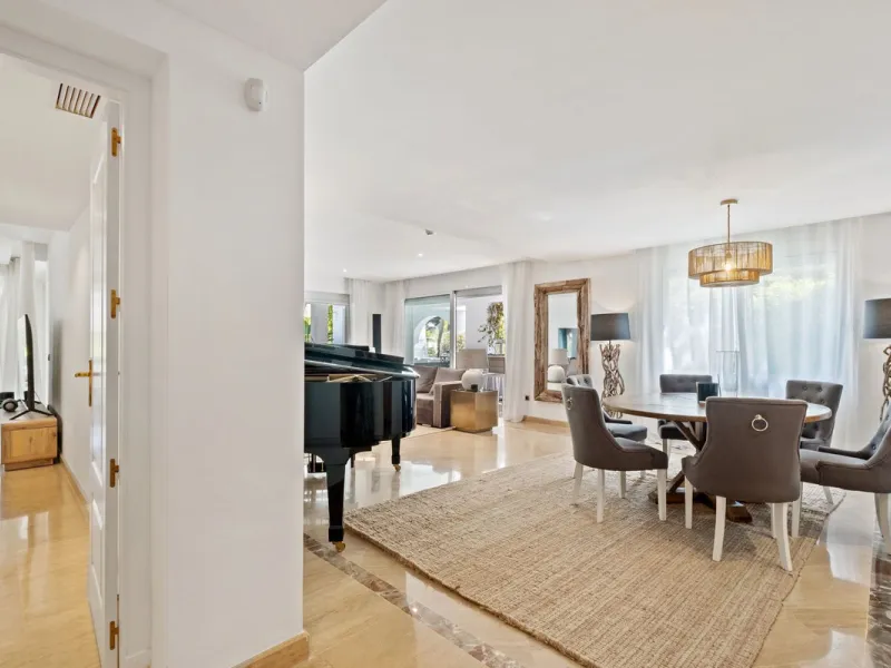 Apartment - Ground Floor Apartment в продаже в Marbella, Málaga. В доме 1 спален и 2 ванных комнат. Площадь дома 245 м²