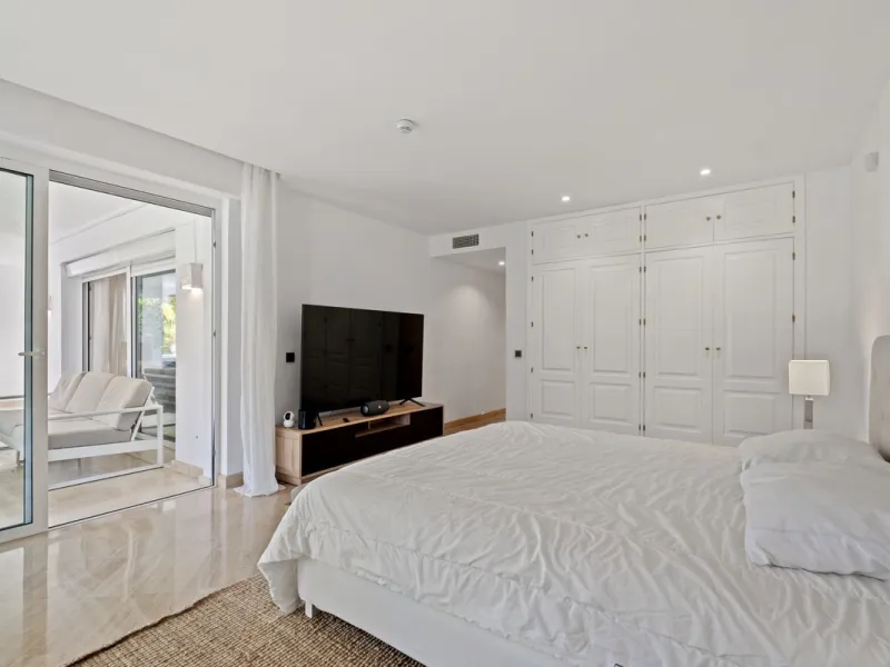Apartment - Ground Floor Apartment в продаже в Marbella, Málaga. В доме 1 спален и 2 ванных комнат. Площадь дома 245 м²