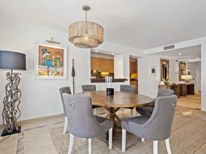 Apartment - Ground Floor Apartment в продаже в Marbella, Málaga. В доме 1 спален и 2 ванных комнат. Площадь дома 245 м²