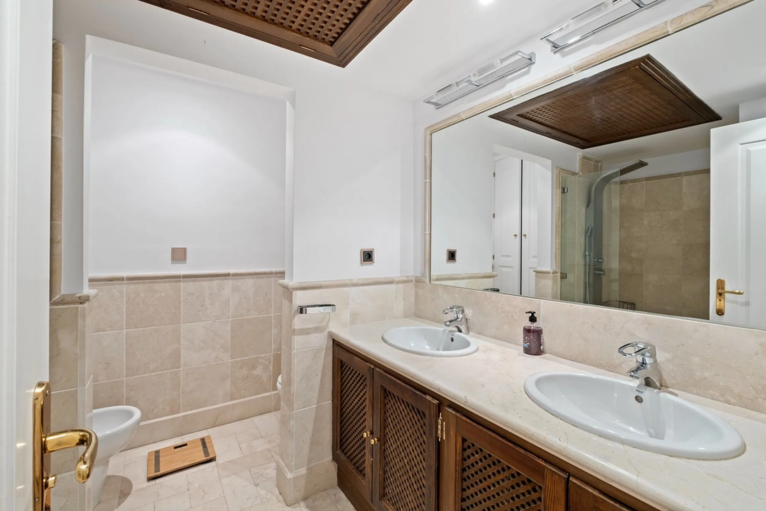 Apartment - Ground Floor Apartment в продаже в Marbella, Málaga. В доме 1 спален и 2 ванных комнат. Площадь дома 245 м²