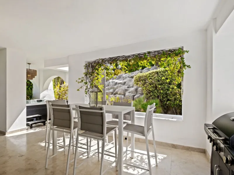Apartment - Ground Floor Apartment в продаже в Marbella, Málaga. В доме 1 спален и 2 ванных комнат. Площадь дома 245 м²