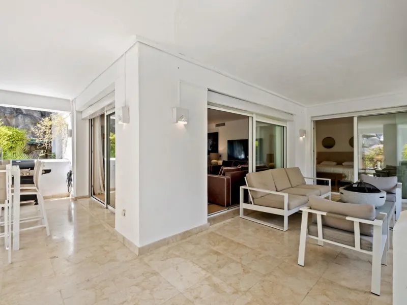 Apartment - Ground Floor Apartment в продаже в Marbella, Málaga. В доме 1 спален и 2 ванных комнат. Площадь дома 245 м²