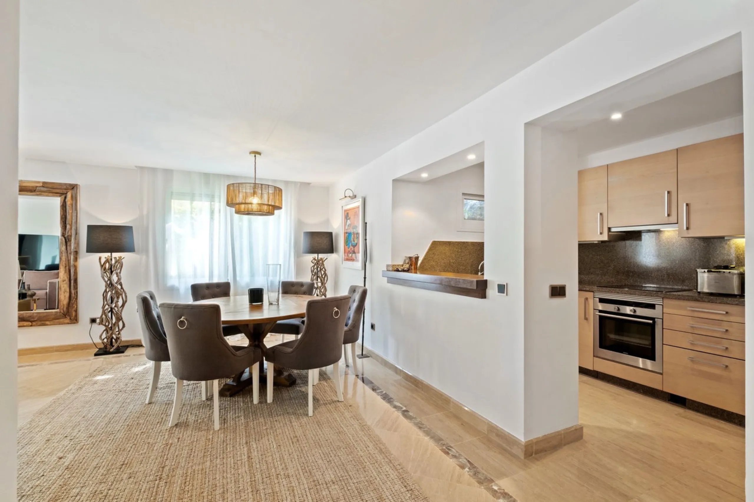 Apartment - Ground Floor Apartment в продаже в Marbella, Málaga. В доме 1 спален и 2 ванных комнат. Площадь дома 245 м²