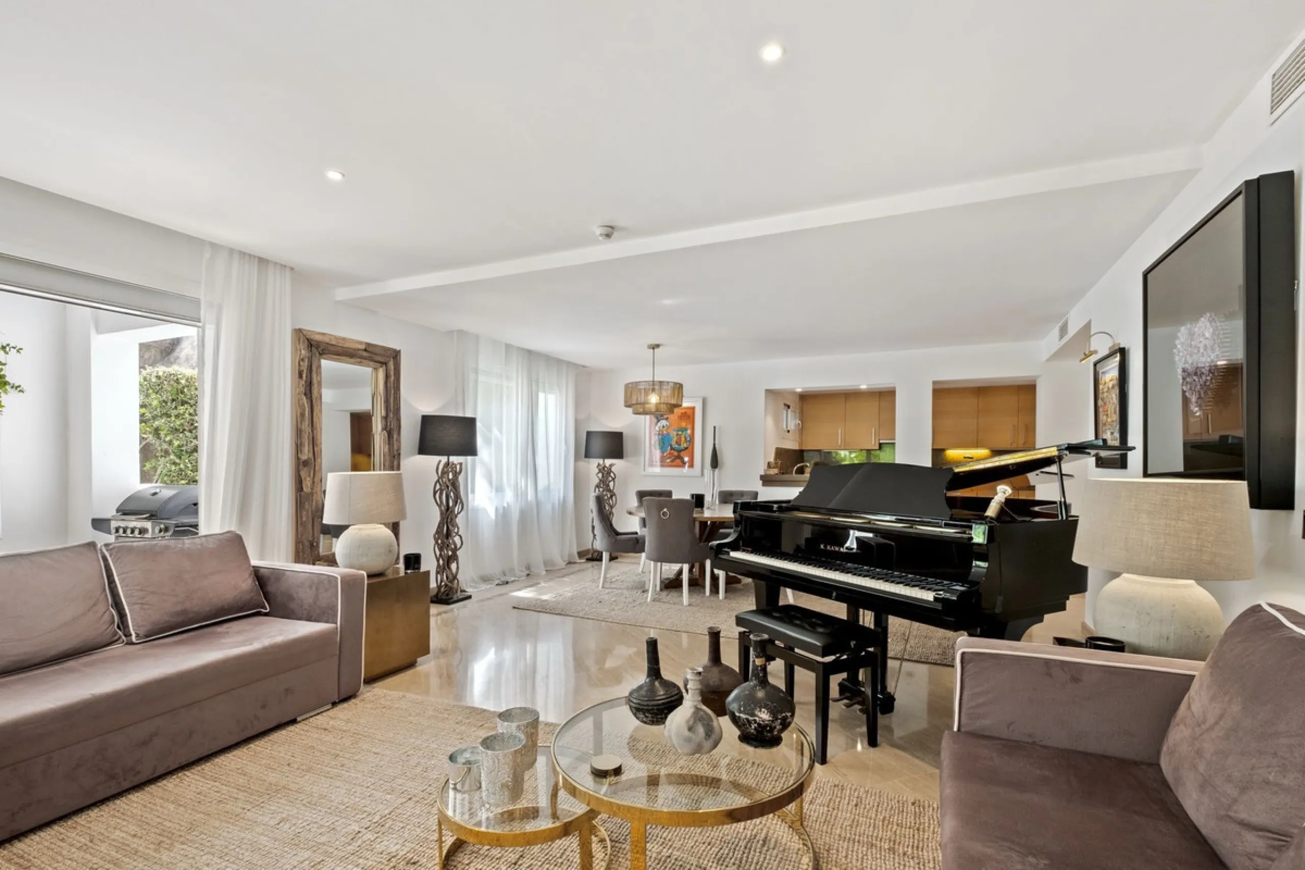 Apartment - Ground Floor Apartment в продаже в Marbella, Málaga. В доме 1 спален и 2 ванных комнат. Площадь дома 245 м²