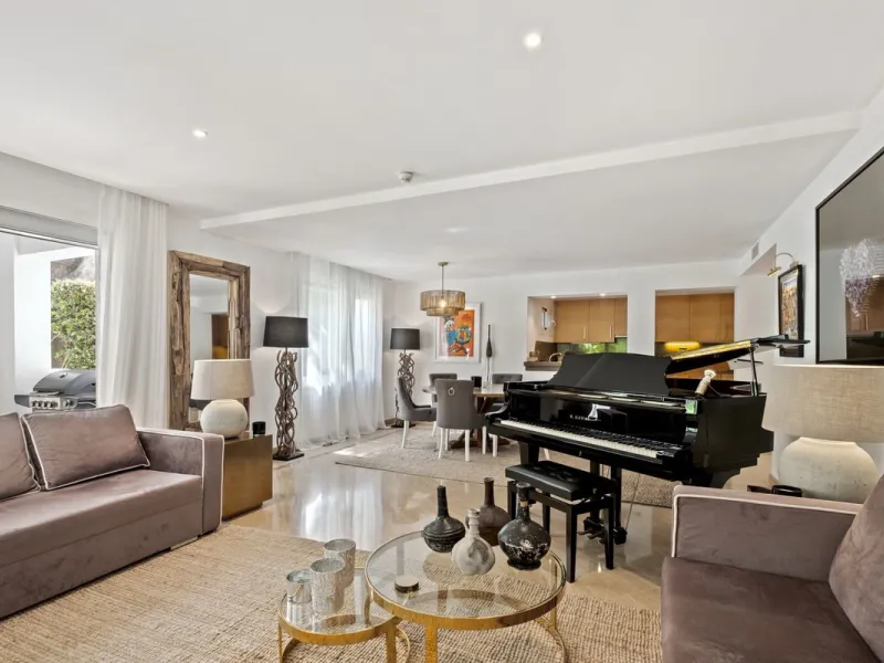 Apartment - Ground Floor Apartment в продаже в Marbella, Málaga. В доме 1 спален и 2 ванных комнат. Площадь дома 245 м²