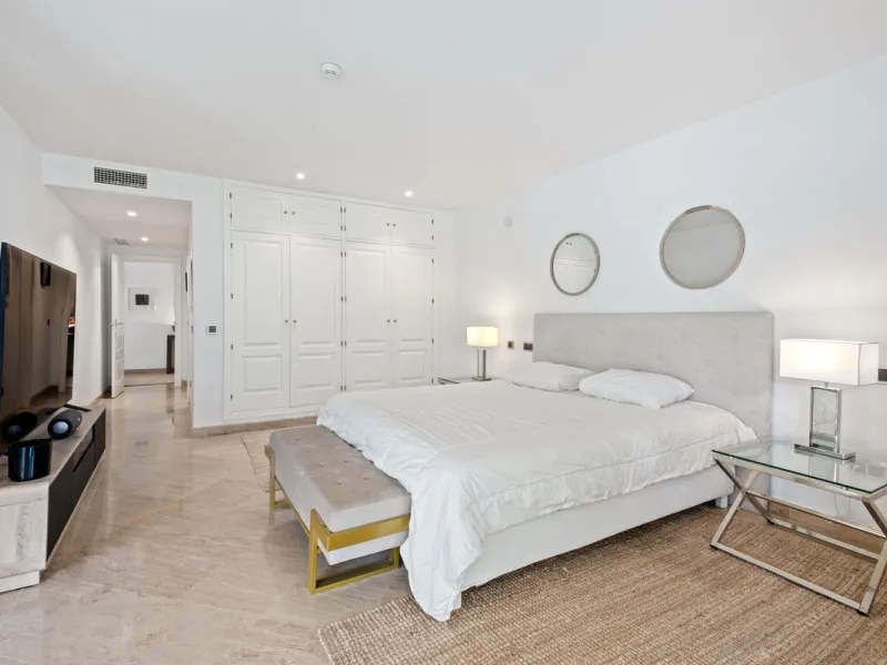 Apartment - Ground Floor Apartment в продаже в Marbella, Málaga. В доме 1 спален и 2 ванных комнат. Площадь дома 245 м²