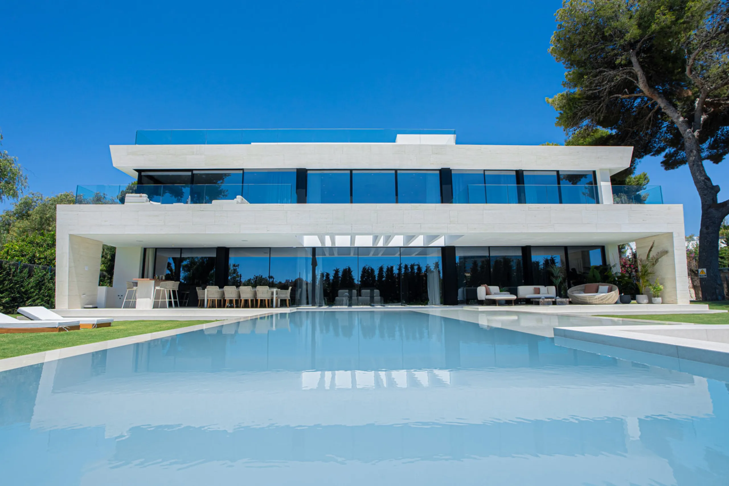 Experience unparalleled luxury in this stunning Los Monteros villa, where every detail has been crafted for sophisticated living. Boasting 6 en-suite bedrooms, a separate maid's apartment, and 8 bathrooms, this residence offers space, comfort, and style a