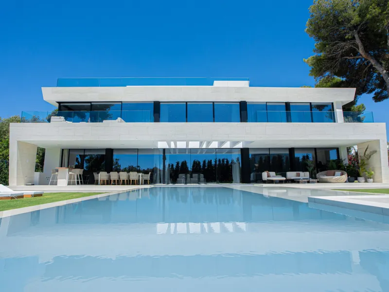 Experience unparalleled luxury in this stunning Los Monteros villa, where every detail has been crafted for sophisticated living. Boasting 6 en-suite bedrooms, a separate maid's apartment, and 8 bathrooms, this residence offers space, comfort, and style a