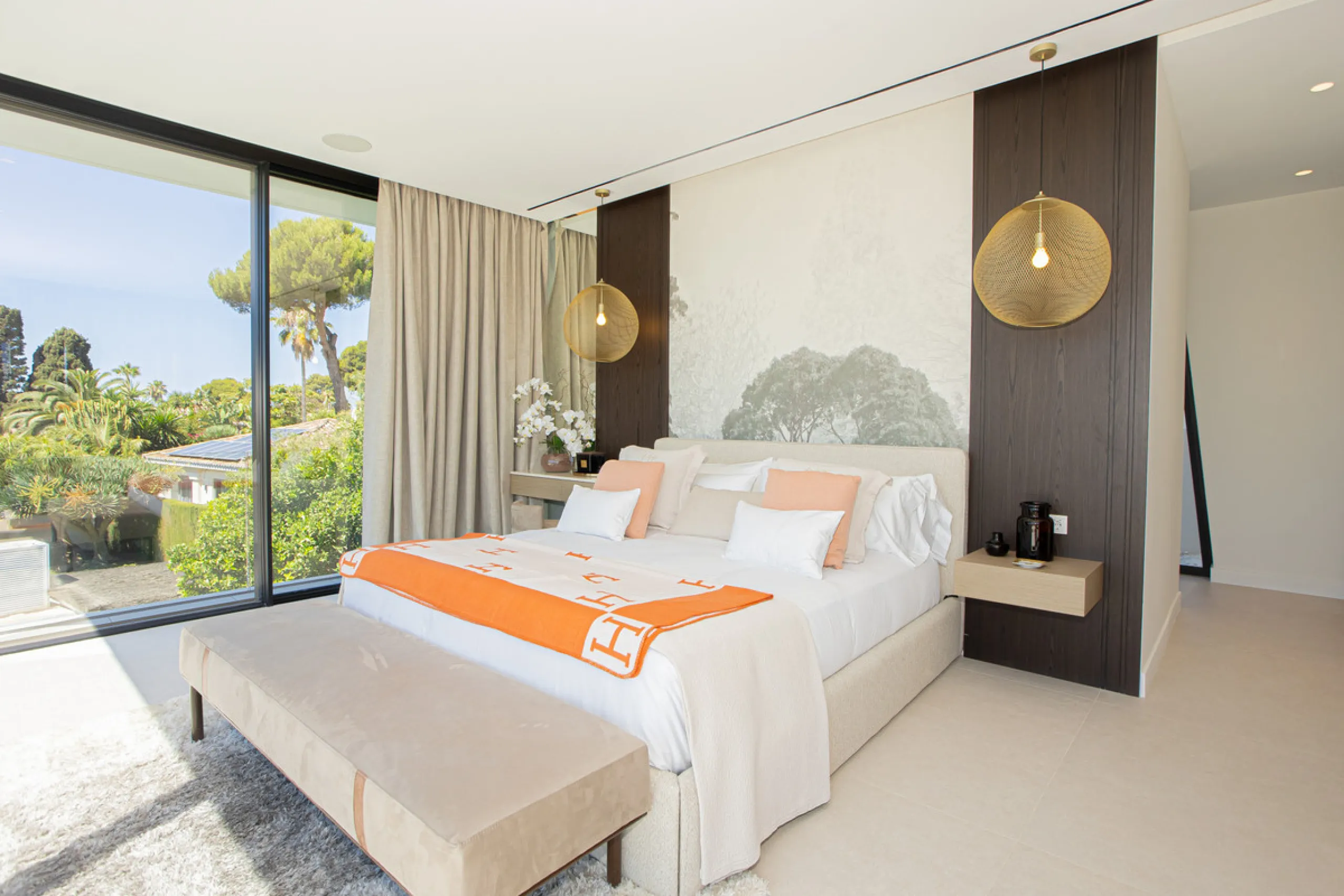 Experience unparalleled luxury in this stunning Los Monteros villa, where every detail has been crafted for sophisticated living. Boasting 6 en-suite bedrooms, a separate maid's apartment, and 8 bathrooms, this residence offers space, comfort, and style a