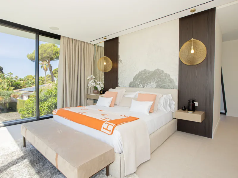 Experience unparalleled luxury in this stunning Los Monteros villa, where every detail has been crafted for sophisticated living. Boasting 6 en-suite bedrooms, a separate maid's apartment, and 8 bathrooms, this residence offers space, comfort, and style a