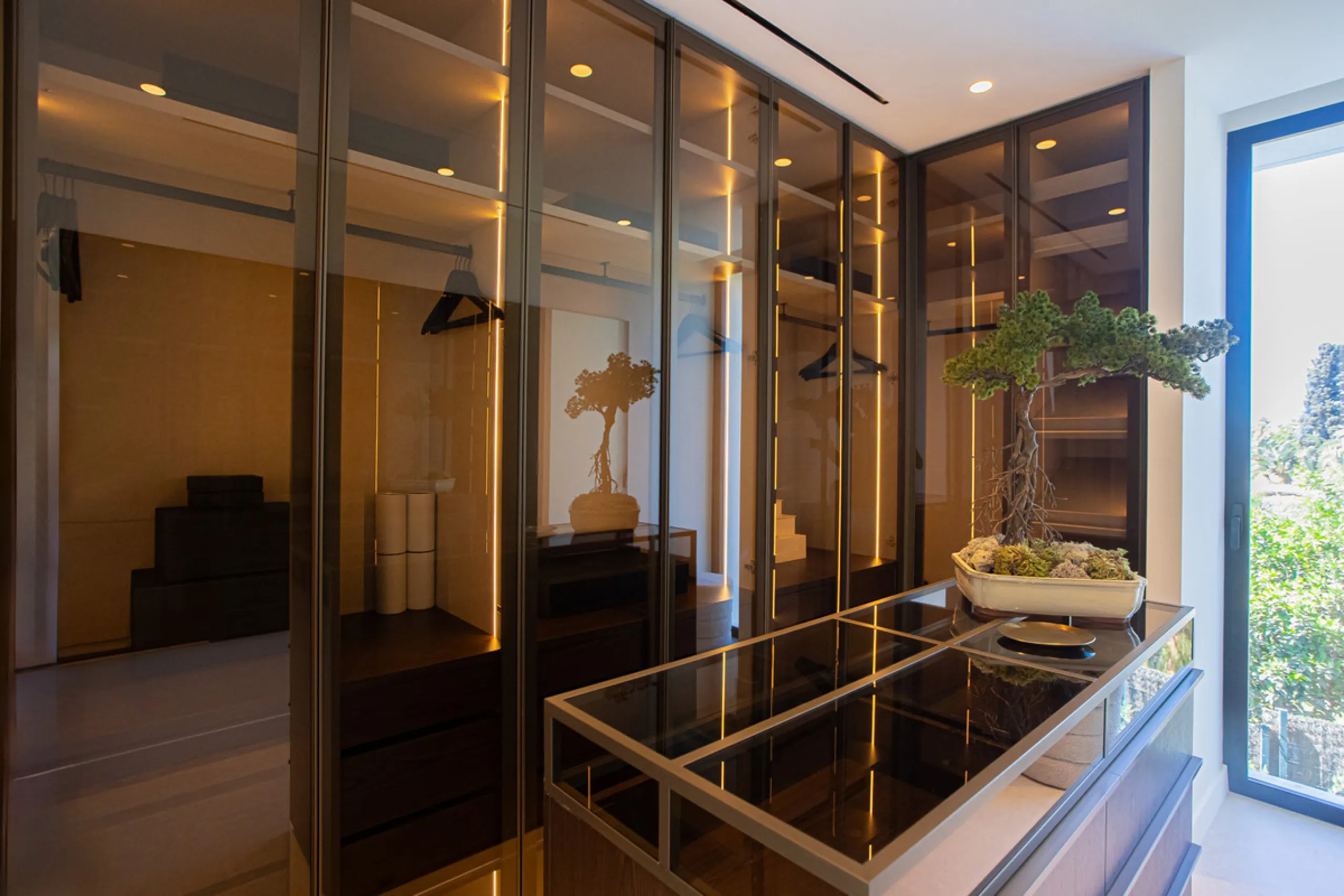 Experience unparalleled luxury in this stunning Los Monteros villa, where every detail has been crafted for sophisticated living. Boasting 6 en-suite bedrooms, a separate maid's apartment, and 8 bathrooms, this residence offers space, comfort, and style a