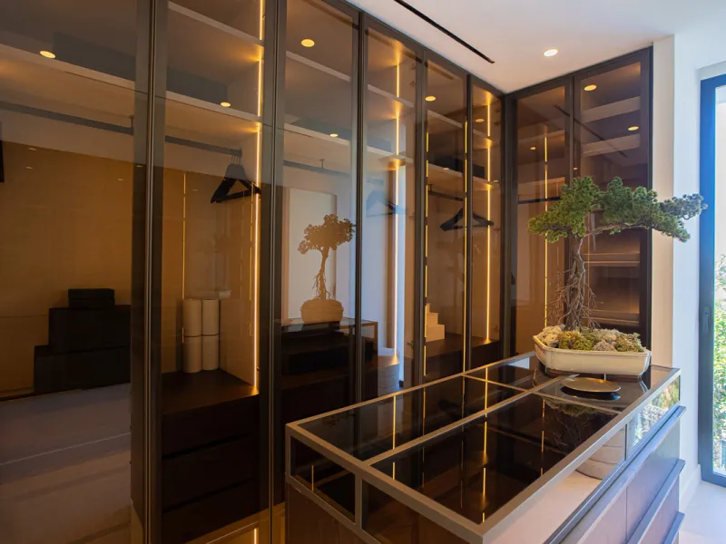 Experience unparalleled luxury in this stunning Los Monteros villa, where every detail has been crafted for sophisticated living. Boasting 6 en-suite bedrooms, a separate maid's apartment, and 8 bathrooms, this residence offers space, comfort, and style a