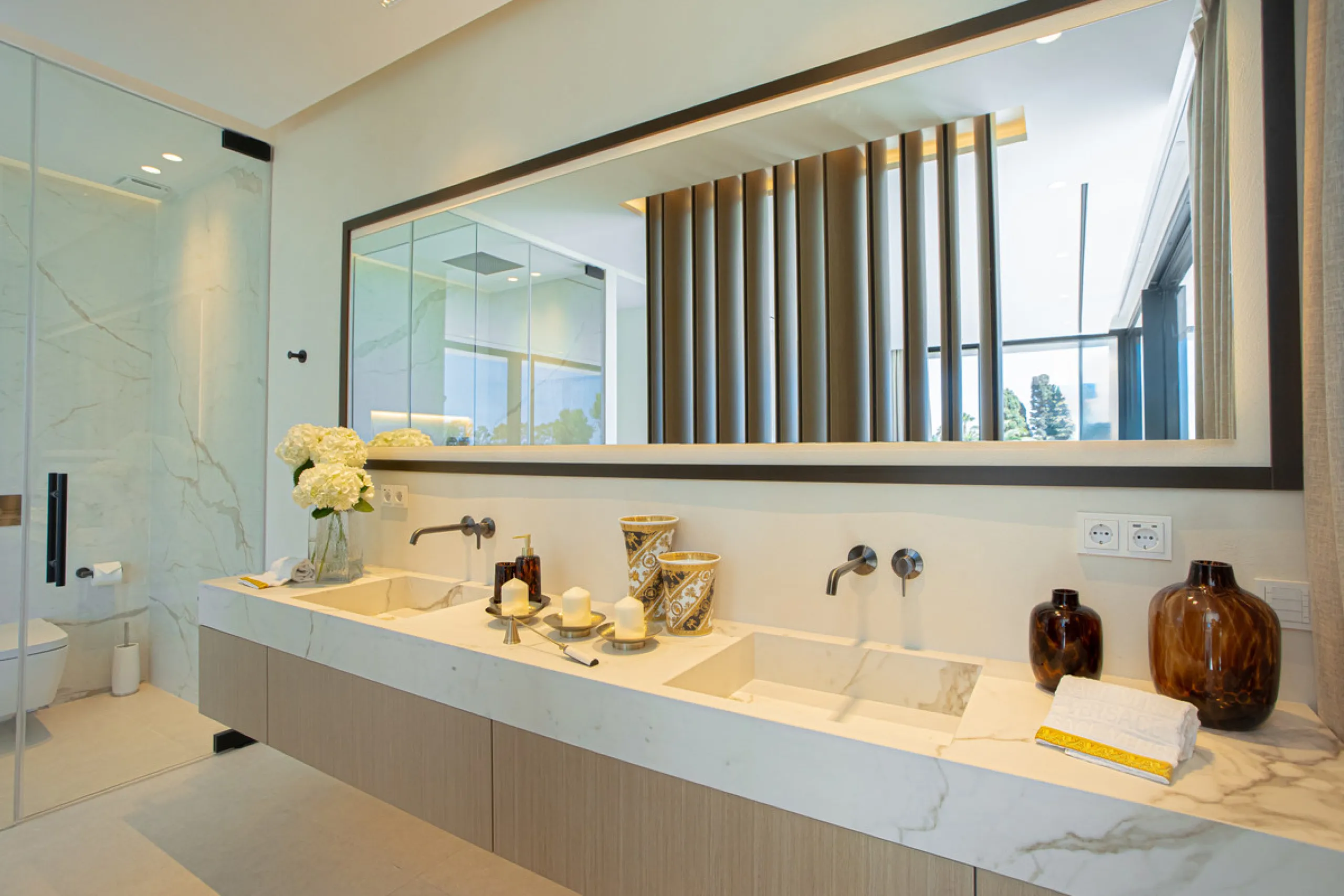 Experience unparalleled luxury in this stunning Los Monteros villa, where every detail has been crafted for sophisticated living. Boasting 6 en-suite bedrooms, a separate maid's apartment, and 8 bathrooms, this residence offers space, comfort, and style a