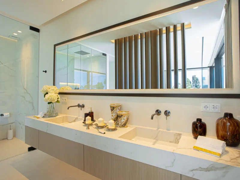Experience unparalleled luxury in this stunning Los Monteros villa, where every detail has been crafted for sophisticated living. Boasting 6 en-suite bedrooms, a separate maid's apartment, and 8 bathrooms, this residence offers space, comfort, and style a
