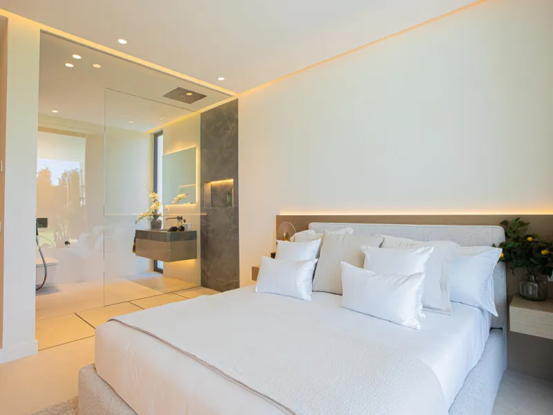 Experience unparalleled luxury in this stunning Los Monteros villa, where every detail has been crafted for sophisticated living. Boasting 6 en-suite bedrooms, a separate maid's apartment, and 8 bathrooms, this residence offers space, comfort, and style a