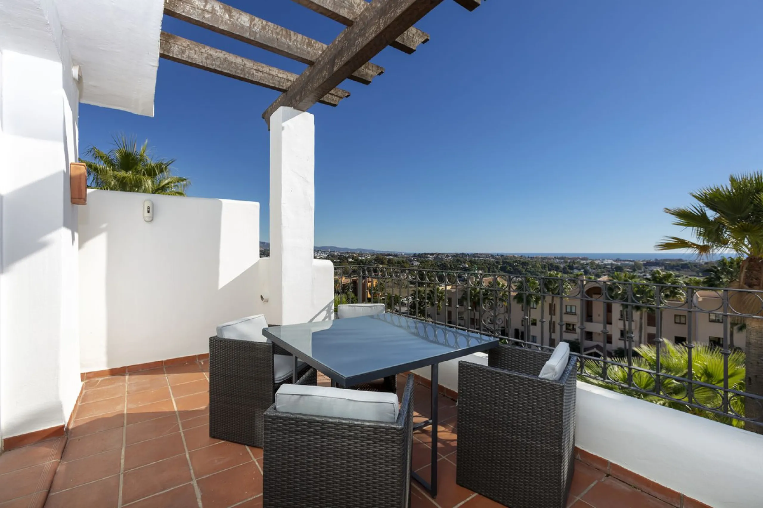 Beautiful duplex penthouse located in Atalaya which commands stunning panoramic views of the Mediterranean & La Concha mountain.