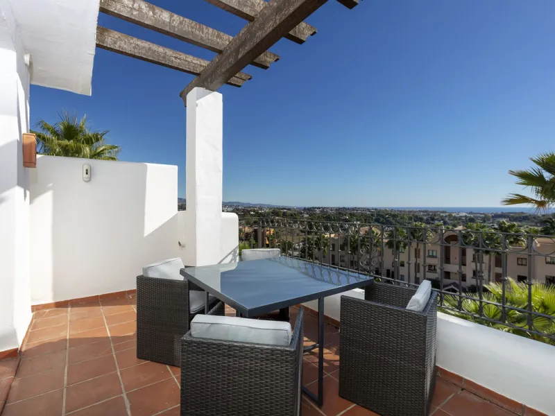Beautiful duplex penthouse located in Atalaya which commands stunning panoramic views of the Mediterranean & La Concha mountain.