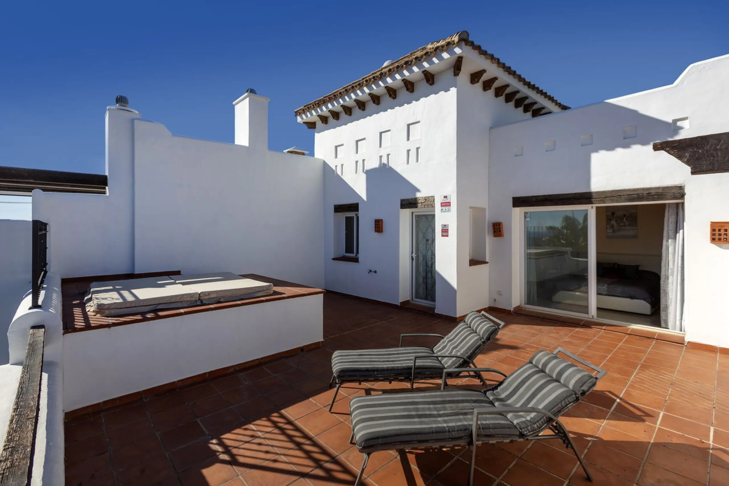 Beautiful duplex penthouse located in Atalaya which commands stunning panoramic views of the Mediterranean & La Concha mountain.