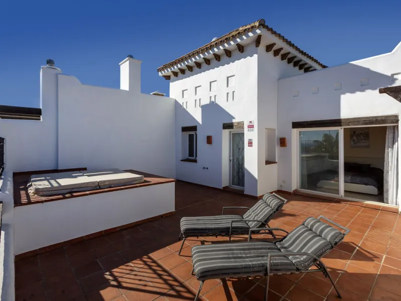 Beautiful duplex penthouse located in Atalaya which commands stunning panoramic views of the Mediterranean & La Concha mountain.