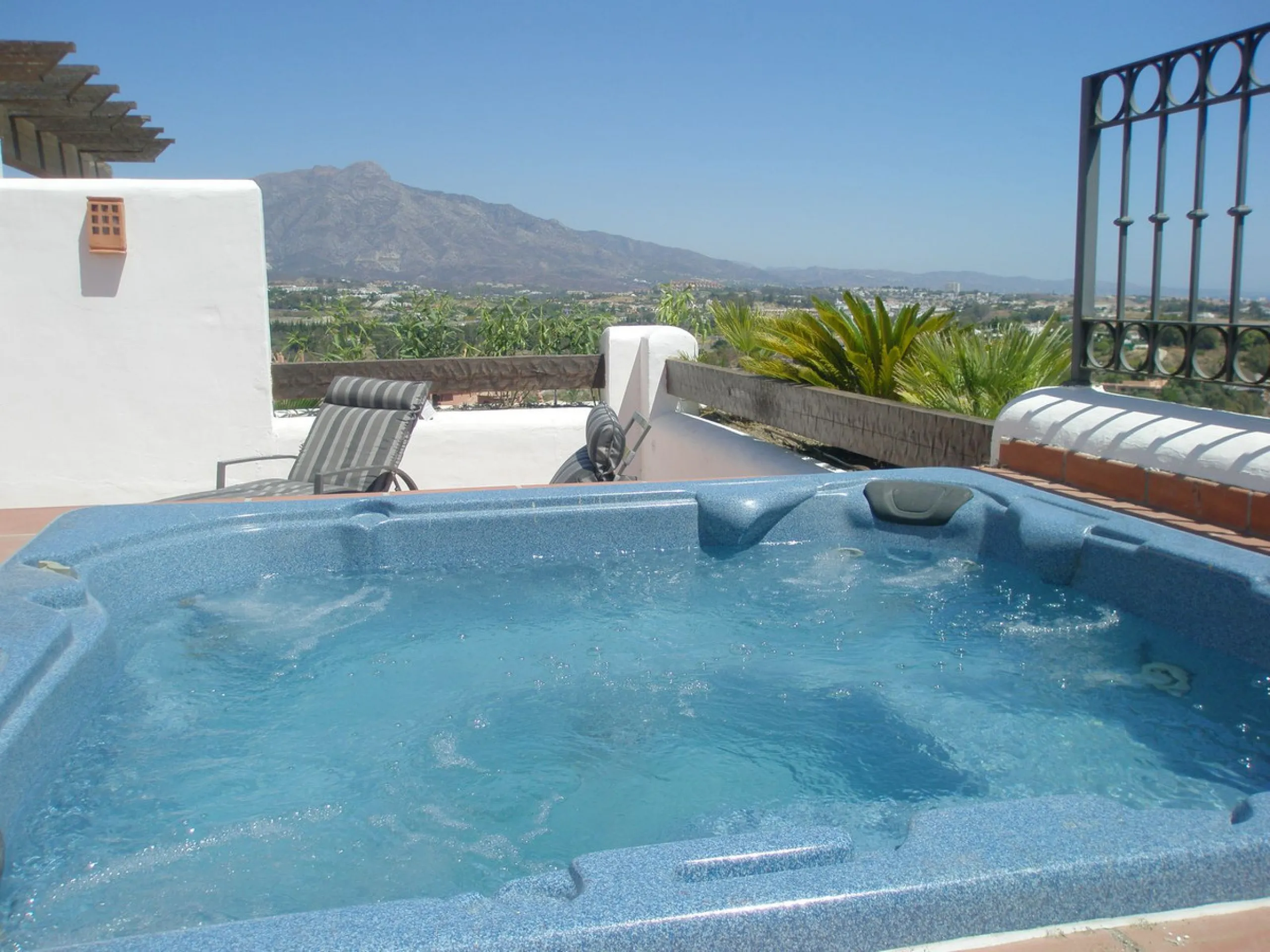 Beautiful duplex penthouse located in Atalaya which commands stunning panoramic views of the Mediterranean & La Concha mountain.
