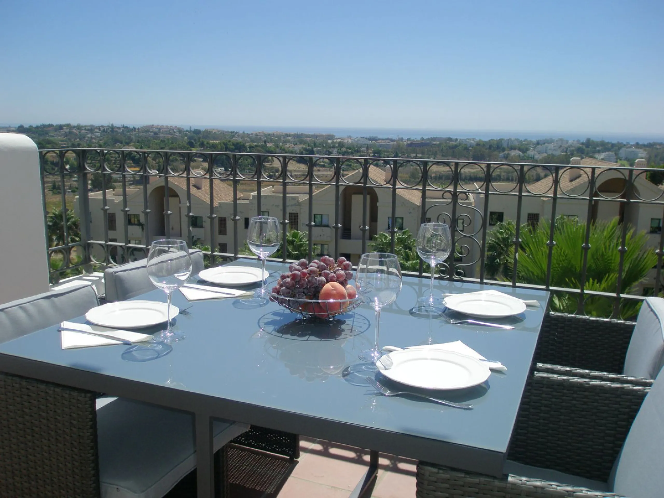Beautiful duplex penthouse located in Atalaya which commands stunning panoramic views of the Mediterranean & La Concha mountain.
