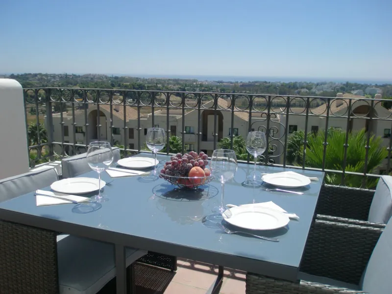 Beautiful duplex penthouse located in Atalaya which commands stunning panoramic views of the Mediterranean & La Concha mountain.