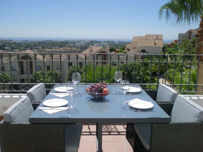 Beautiful duplex penthouse located in Atalaya which commands stunning panoramic views of the Mediterranean & La Concha mountain.