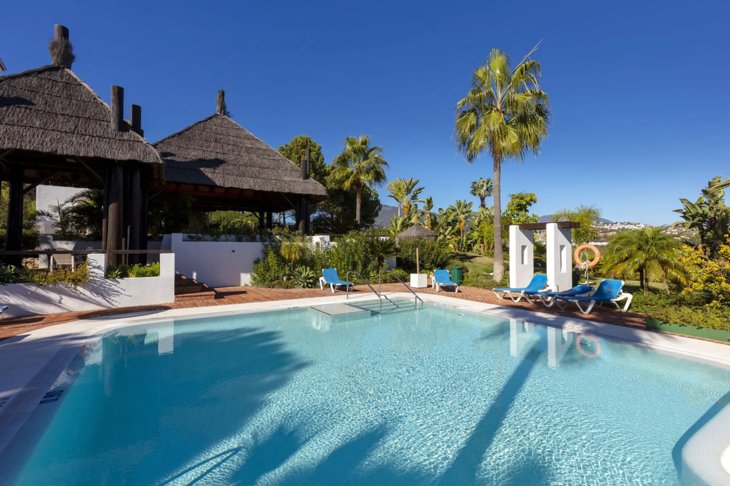 Beautiful duplex penthouse located in Atalaya which commands stunning panoramic views of the Mediterranean & La Concha mountain.