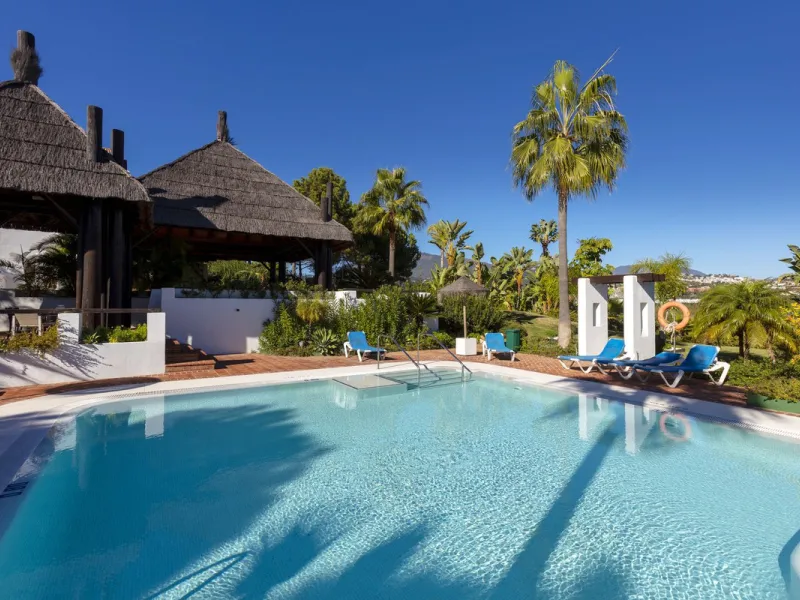 Beautiful duplex penthouse located in Atalaya which commands stunning panoramic views of the Mediterranean & La Concha mountain.