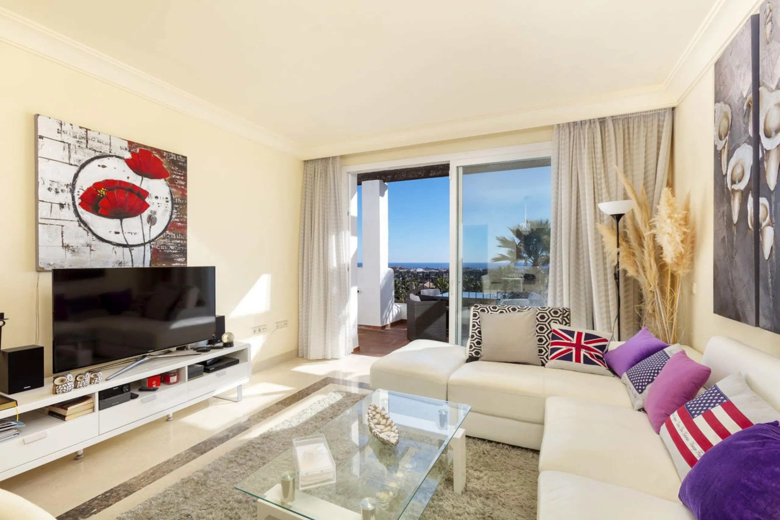 Beautiful duplex penthouse located in Atalaya which commands stunning panoramic views of the Mediterranean & La Concha mountain.