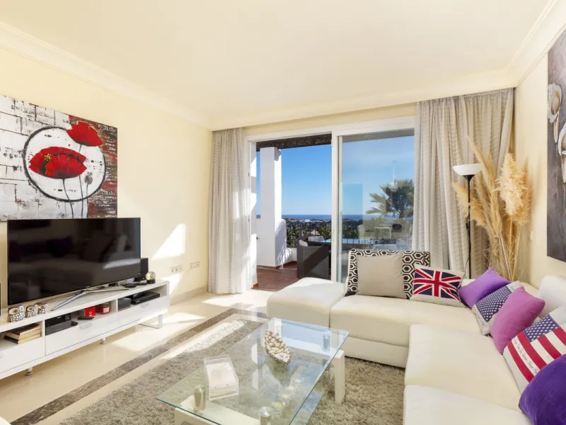 Beautiful duplex penthouse located in Atalaya which commands stunning panoramic views of the Mediterranean & La Concha mountain.