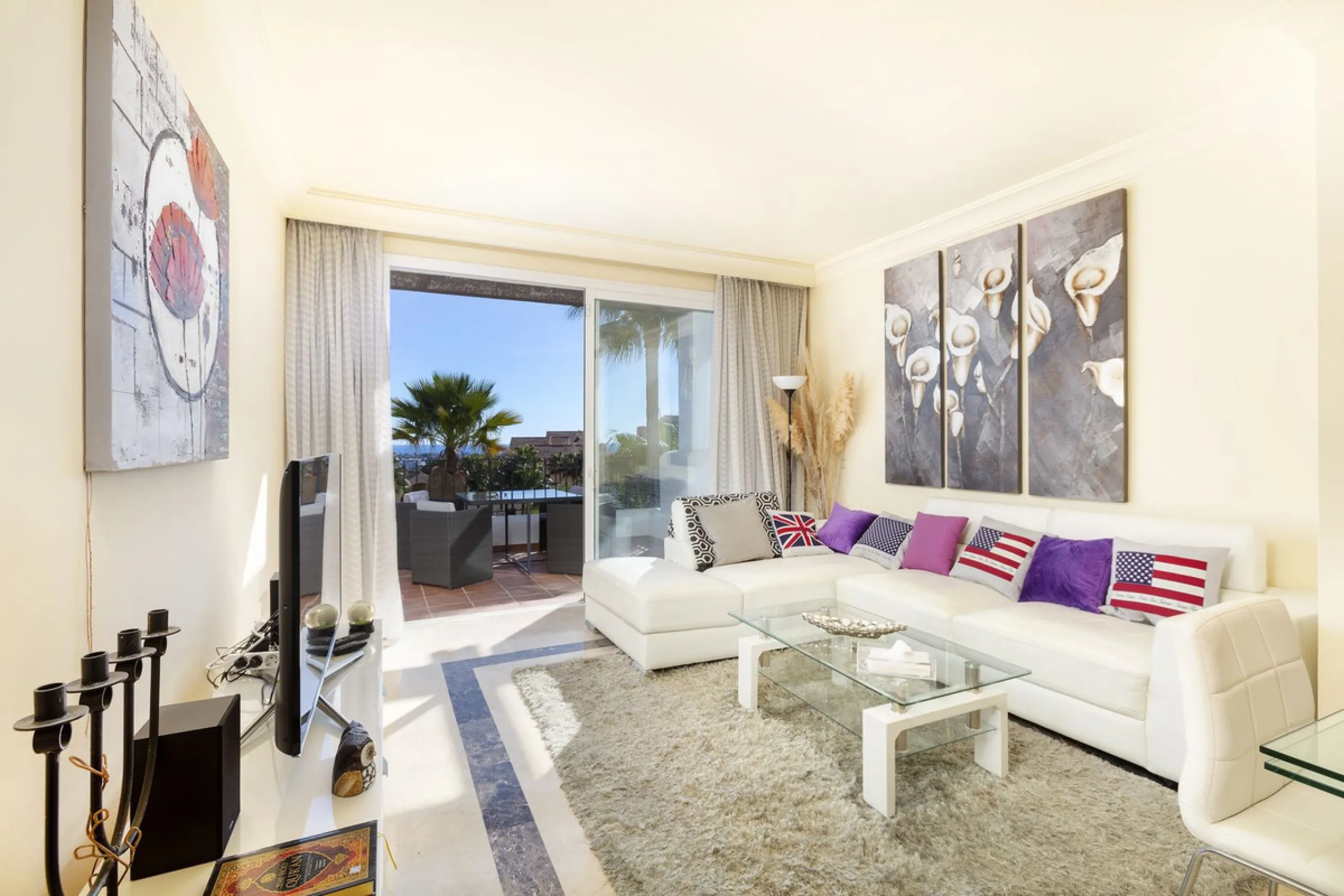 Beautiful duplex penthouse located in Atalaya which commands stunning panoramic views of the Mediterranean & La Concha mountain.