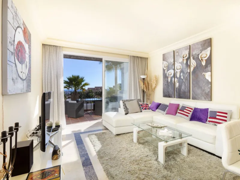 Beautiful duplex penthouse located in Atalaya which commands stunning panoramic views of the Mediterranean & La Concha mountain.