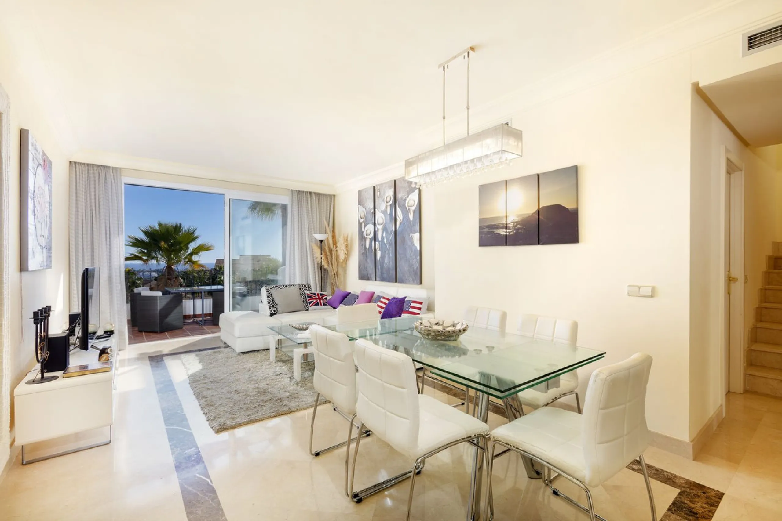 Beautiful duplex penthouse located in Atalaya which commands stunning panoramic views of the Mediterranean & La Concha mountain.