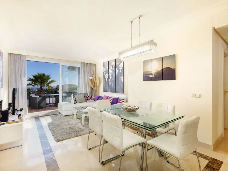 Beautiful duplex penthouse located in Atalaya which commands stunning panoramic views of the Mediterranean & La Concha mountain.