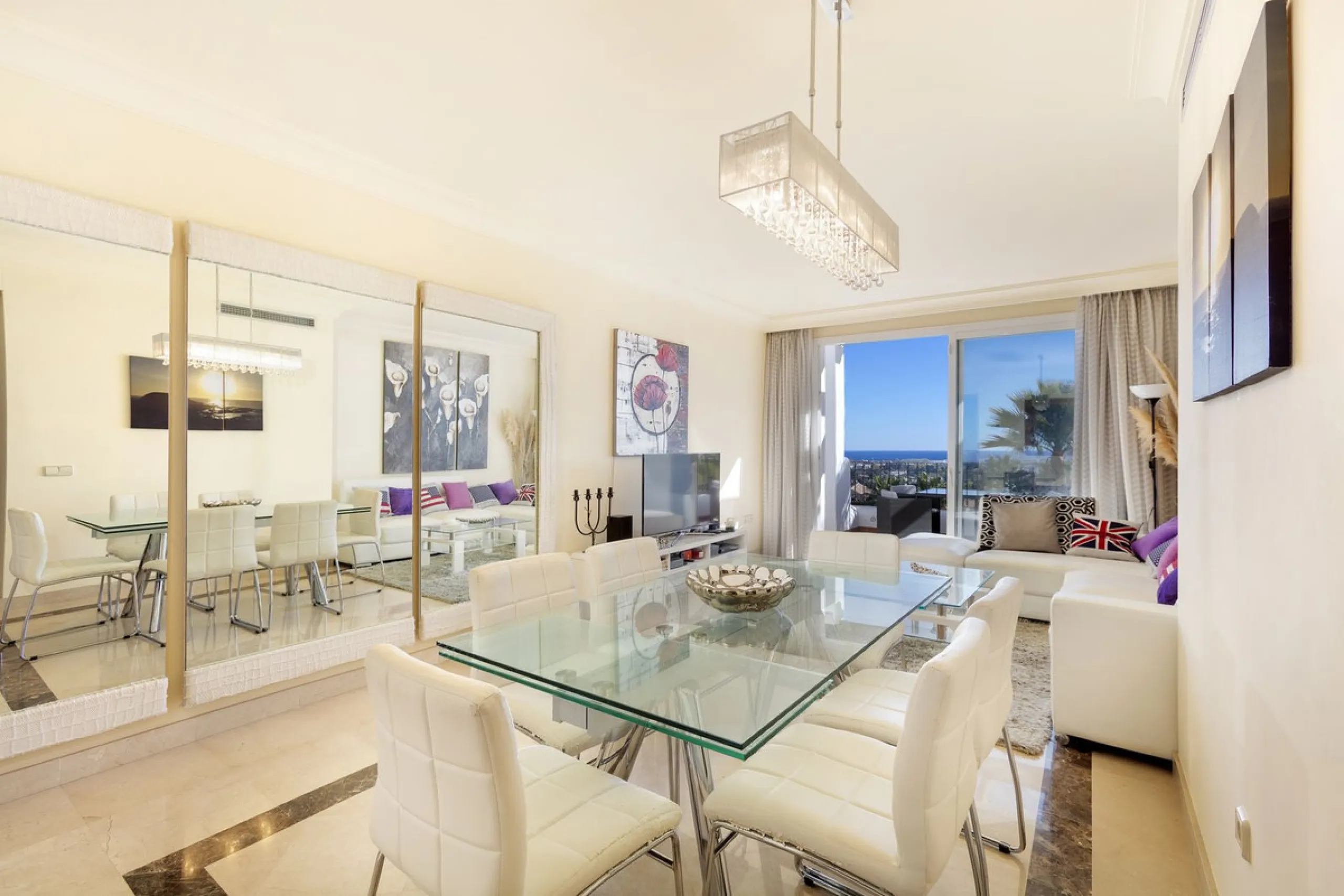 Beautiful duplex penthouse located in Atalaya which commands stunning panoramic views of the Mediterranean & La Concha mountain.