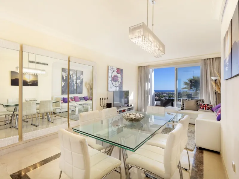 Beautiful duplex penthouse located in Atalaya which commands stunning panoramic views of the Mediterranean & La Concha mountain.