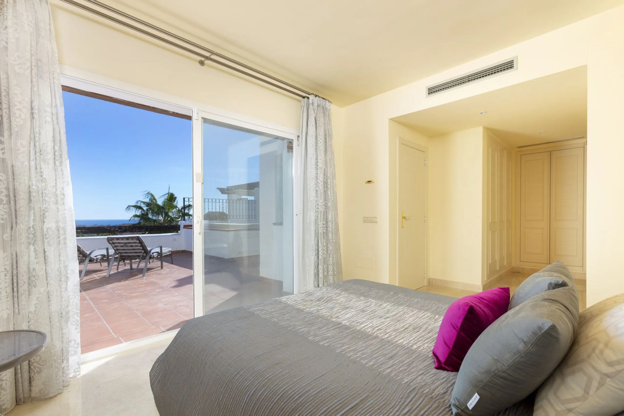 Beautiful duplex penthouse located in Atalaya which commands stunning panoramic views of the Mediterranean & La Concha mountain.