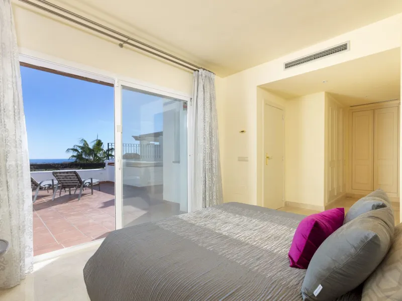 Beautiful duplex penthouse located in Atalaya which commands stunning panoramic views of the Mediterranean & La Concha mountain.