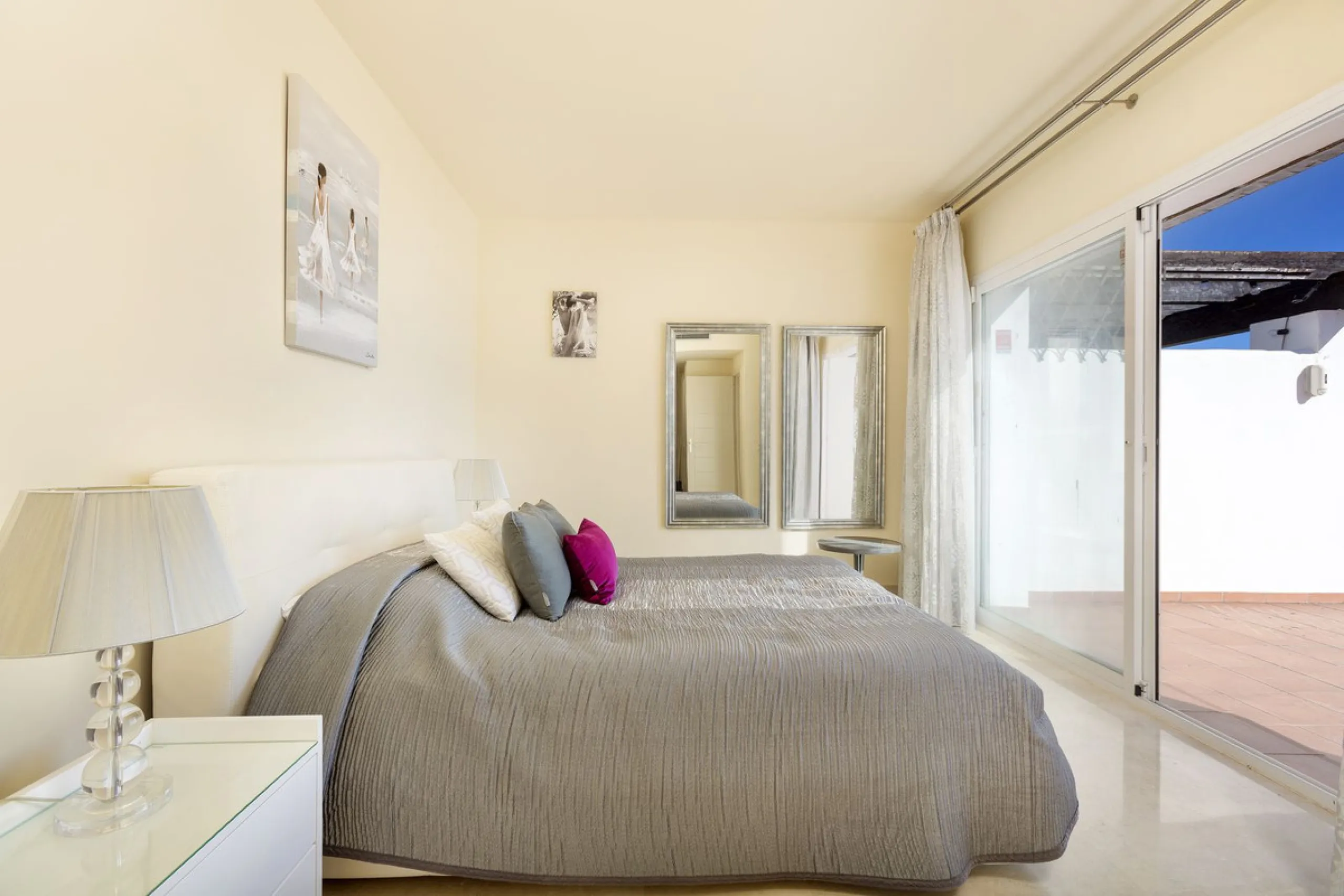 Beautiful duplex penthouse located in Atalaya which commands stunning panoramic views of the Mediterranean & La Concha mountain.