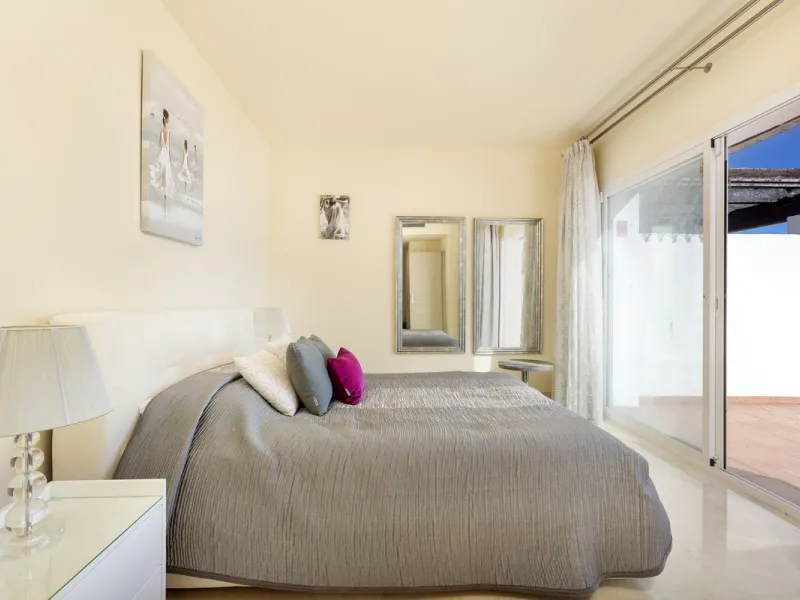 Beautiful duplex penthouse located in Atalaya which commands stunning panoramic views of the Mediterranean & La Concha mountain.