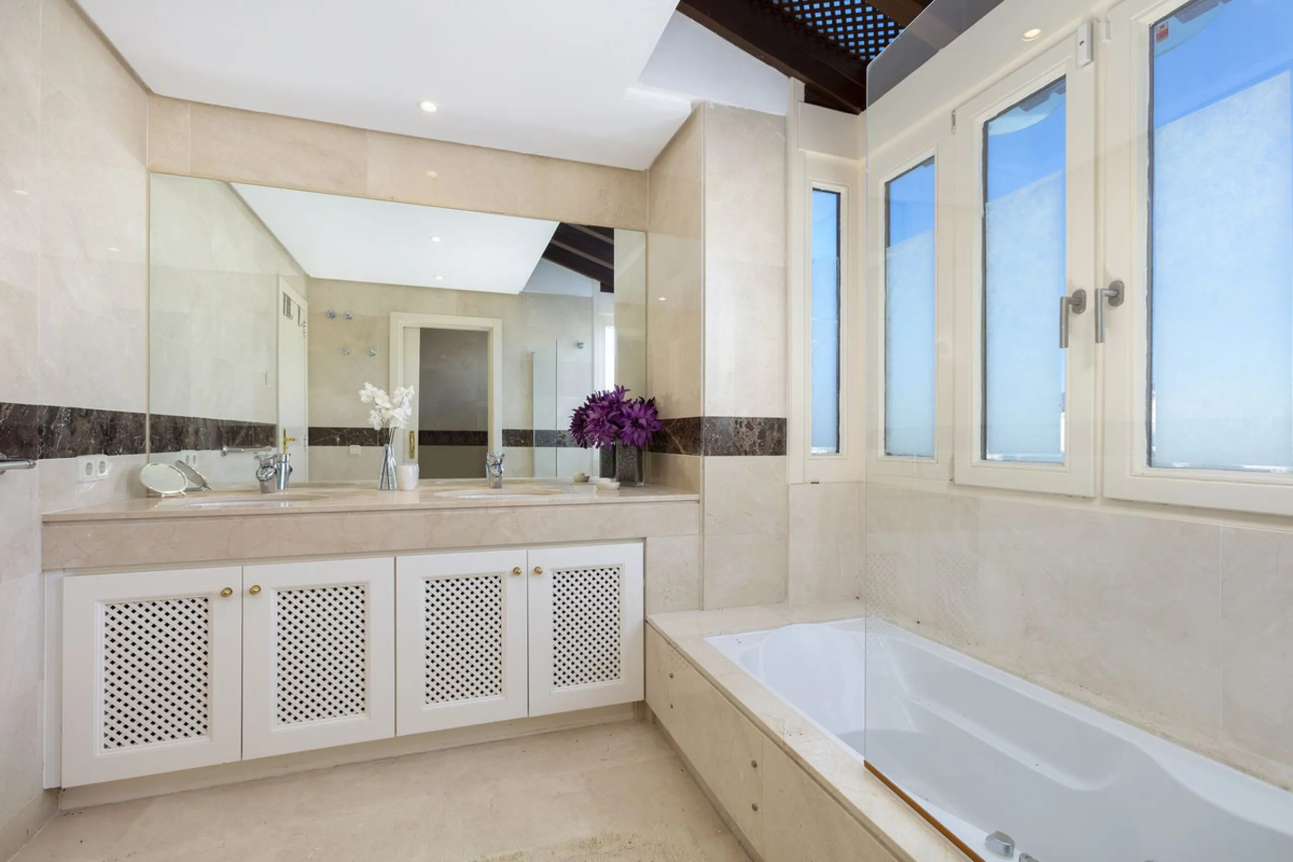 Beautiful duplex penthouse located in Atalaya which commands stunning panoramic views of the Mediterranean & La Concha mountain.