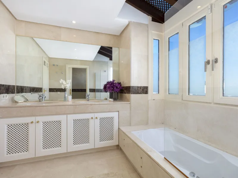 Beautiful duplex penthouse located in Atalaya which commands stunning panoramic views of the Mediterranean & La Concha mountain.