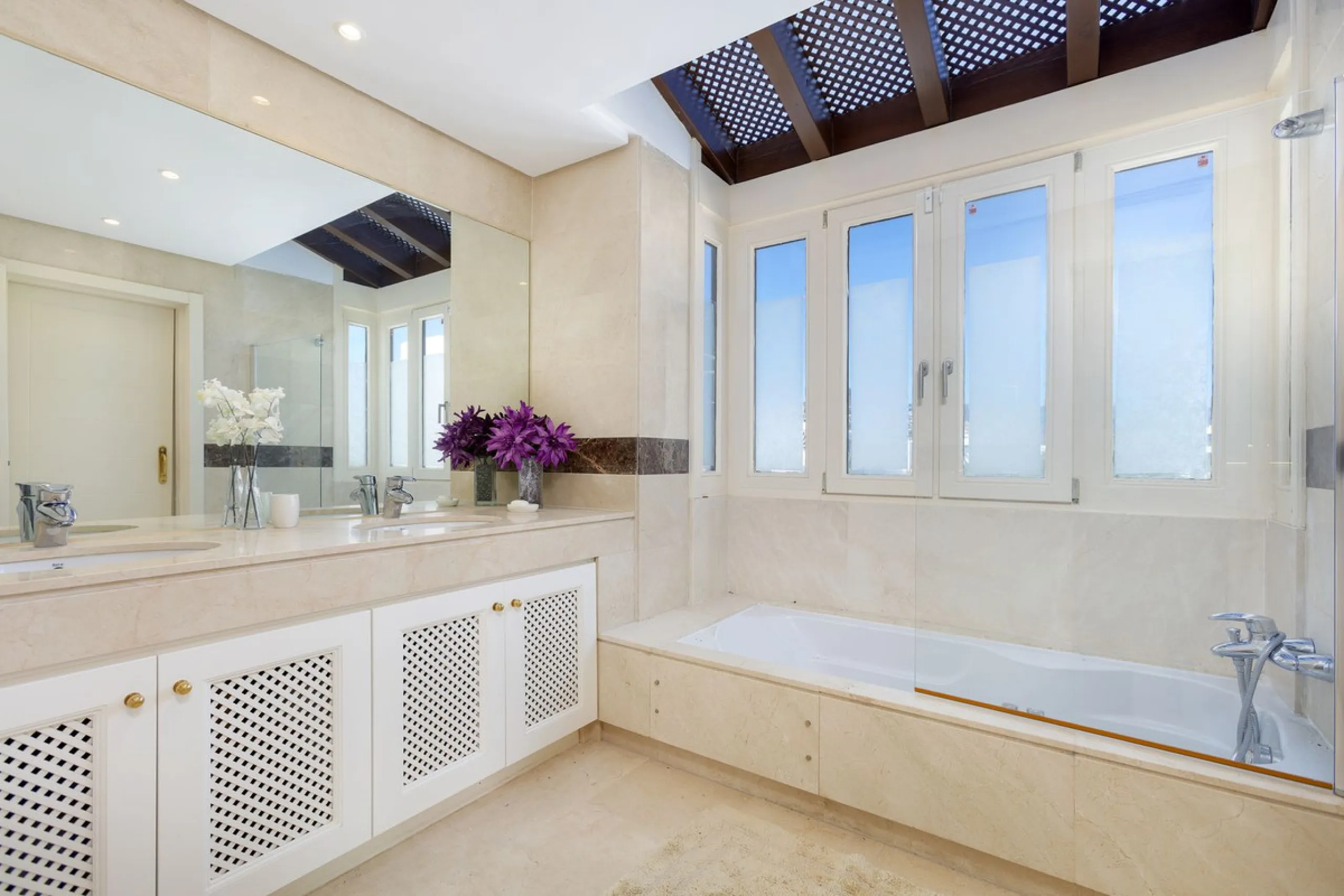 Beautiful duplex penthouse located in Atalaya which commands stunning panoramic views of the Mediterranean & La Concha mountain.