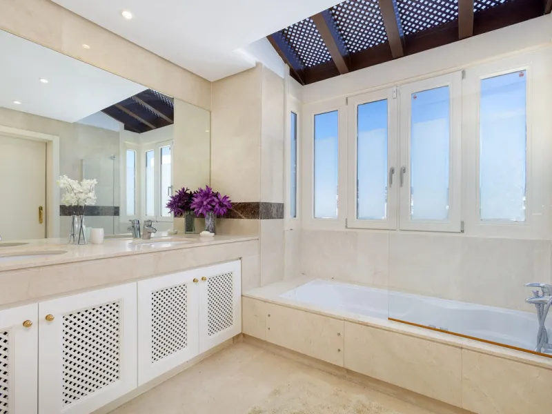 Beautiful duplex penthouse located in Atalaya which commands stunning panoramic views of the Mediterranean & La Concha mountain.