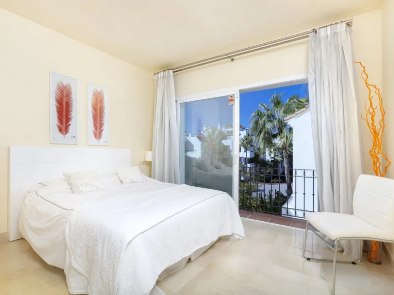 Beautiful duplex penthouse located in Atalaya which commands stunning panoramic views of the Mediterranean & La Concha mountain.