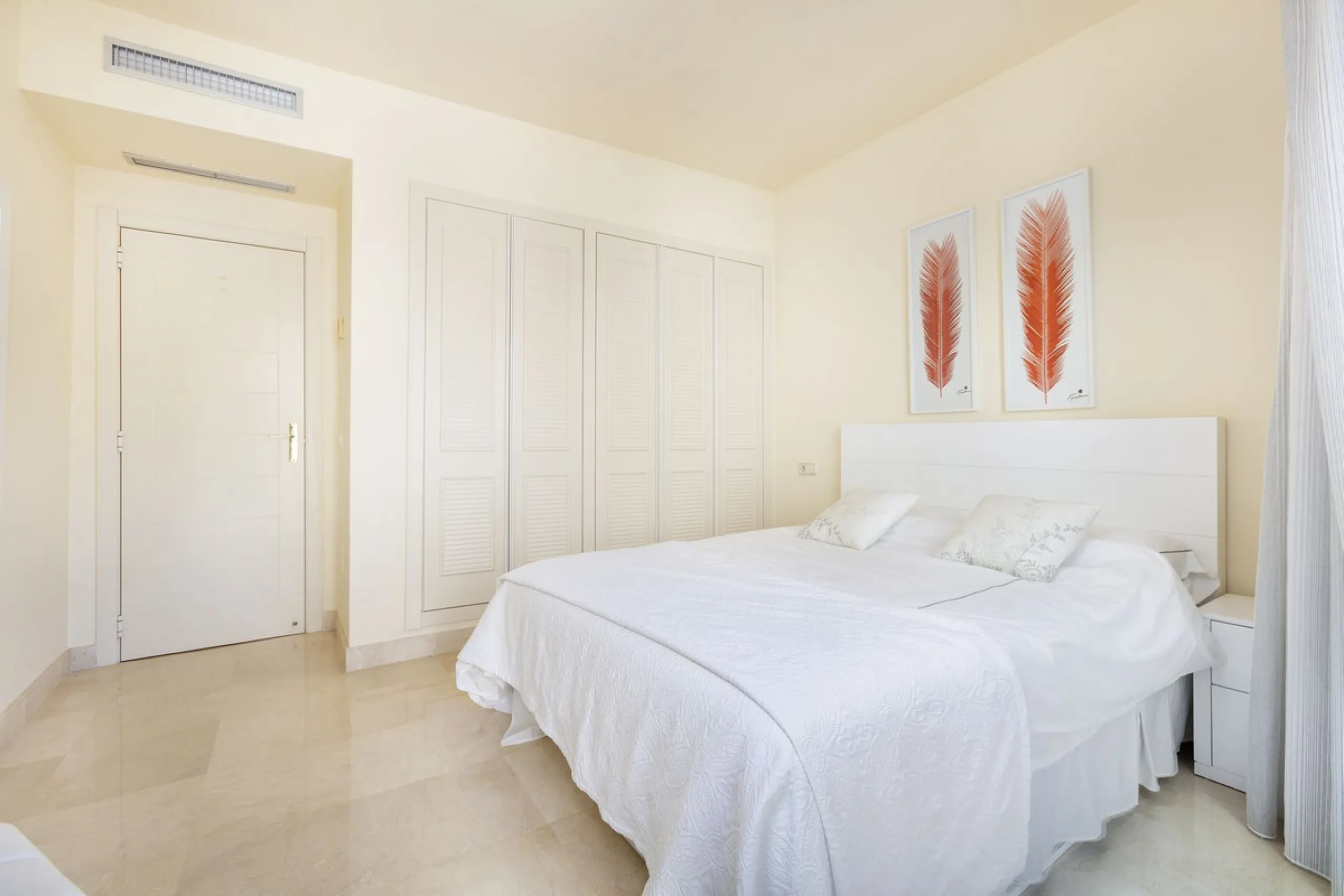Beautiful duplex penthouse located in Atalaya which commands stunning panoramic views of the Mediterranean & La Concha mountain.